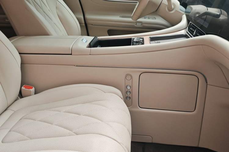 Used Hima AITO M9 2024 Range-Extended Ultra Version 42 kWh 6-Seater Model Interior 4