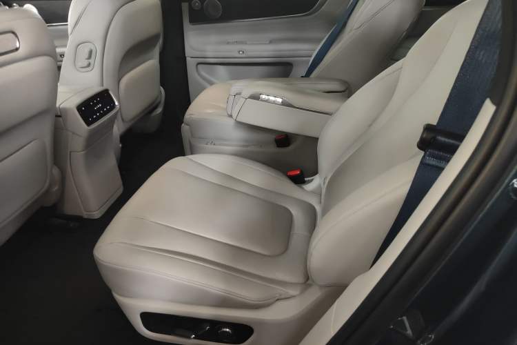 Used Hima AITO M9 2024 Range-Extended Ultra Version 42 kWh 6-Seater Model Interior 4