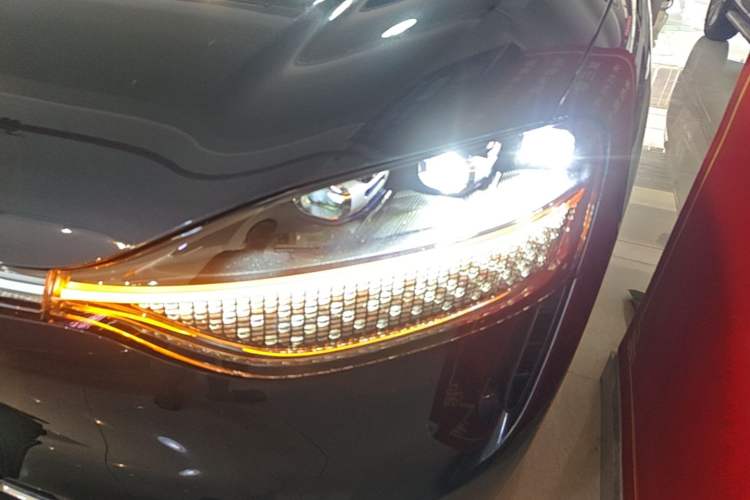 Used Hima AITO M9 2024 Range-Extended Ultra Version 42 kWh 6-Seater Model Left Front Headlight