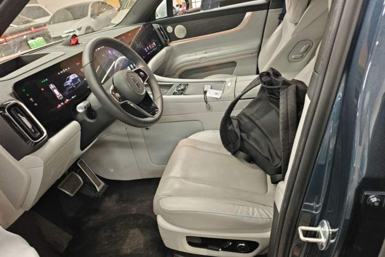 Used Hima AITO M9 2024 Range-Extended Ultra Version 42 kWh 6-Seater Model Left Front Seat