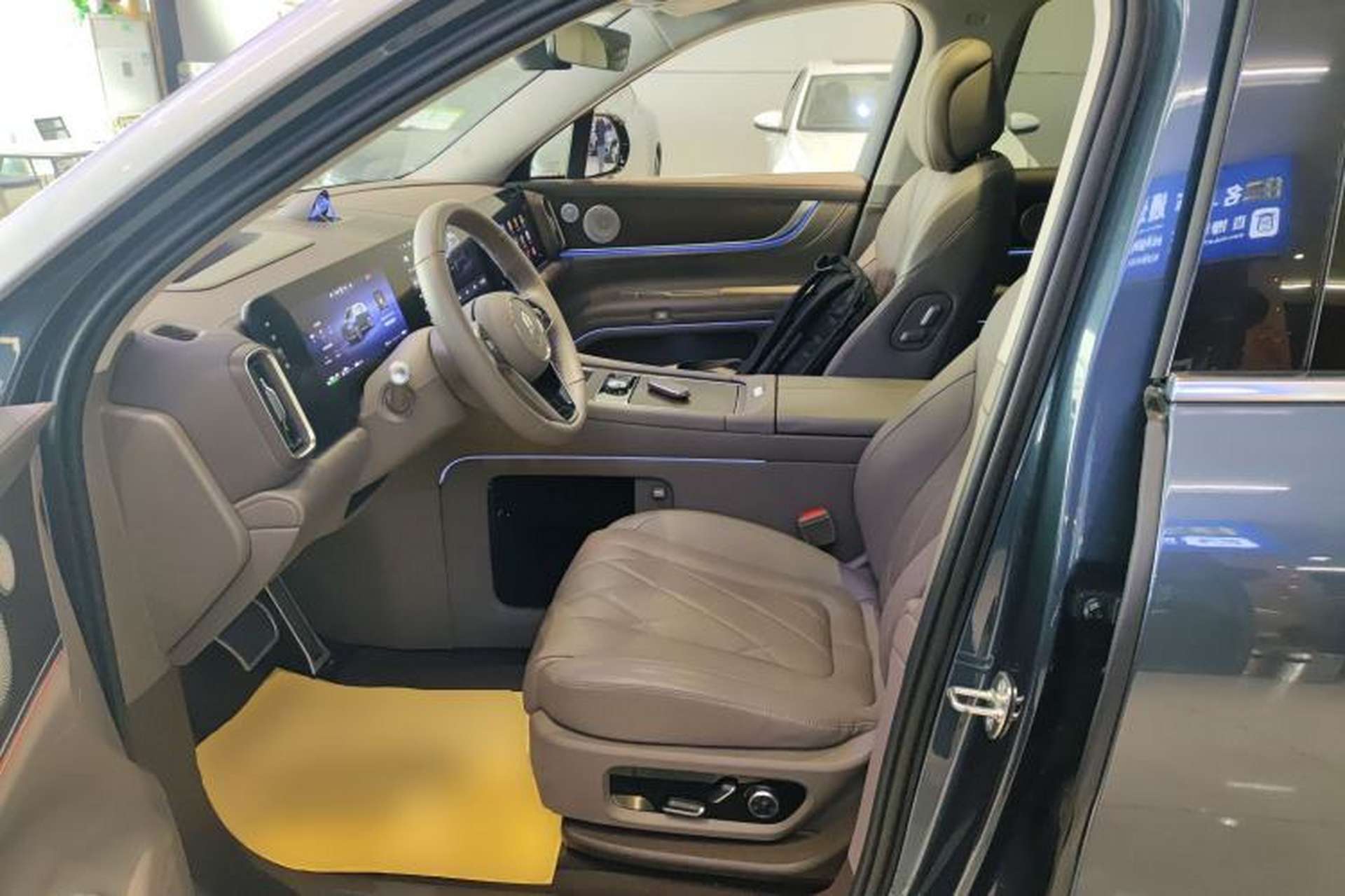 Used Hima AITO M9 2024 Range-Extended Ultra Version 52 kWh 5-Seater Model Left Front Seat
