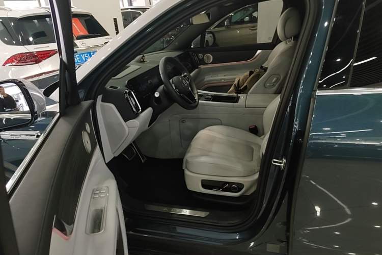 Used Hima AITO M9 2024 Range-Extended Ultra Version 42 kWh 6-Seater Model Left Front Seat