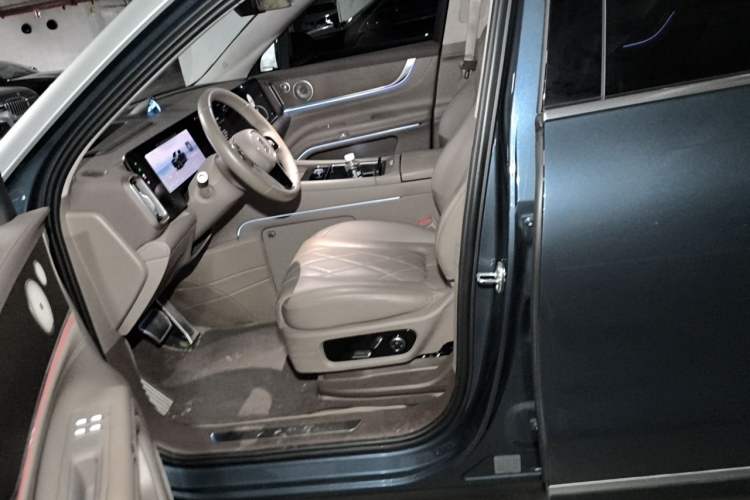 Used Hima AITO M9 2024 Range-Extended Ultra Version 52 kWh 5-Seater Model Left Front Seat
