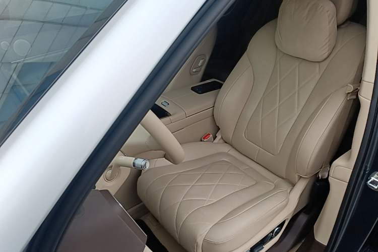 Used Hima AITO M9 2024 Range-Extended Ultra Version 42 kWh 6-Seater Model Left Front Seat