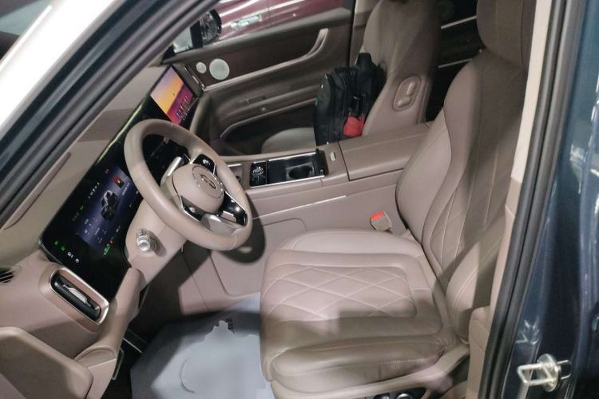 Used Hima AITO M9 2024 Range-Extended Ultra Version 52 kWh 5-Seater Model Left Front Seat