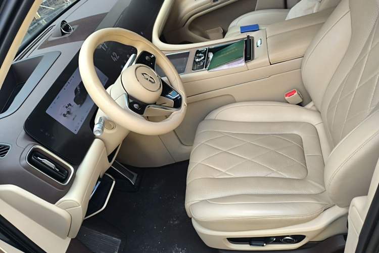 Used Hima AITO M9 2024 Range-Extended Ultra Version 42 kWh 6-Seater Model Left Front Seat