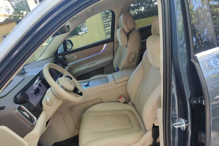 Used Hima AITO M9 2024 All-Electric Ultra Version 100 kWh 5-Seater Model Left Front Seat