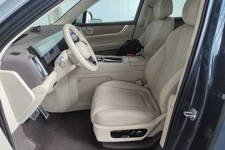 Used Hima AITO M9 2024 Range-Extended Ultra Version 42 kWh 6-Seater Model Left Front Seat