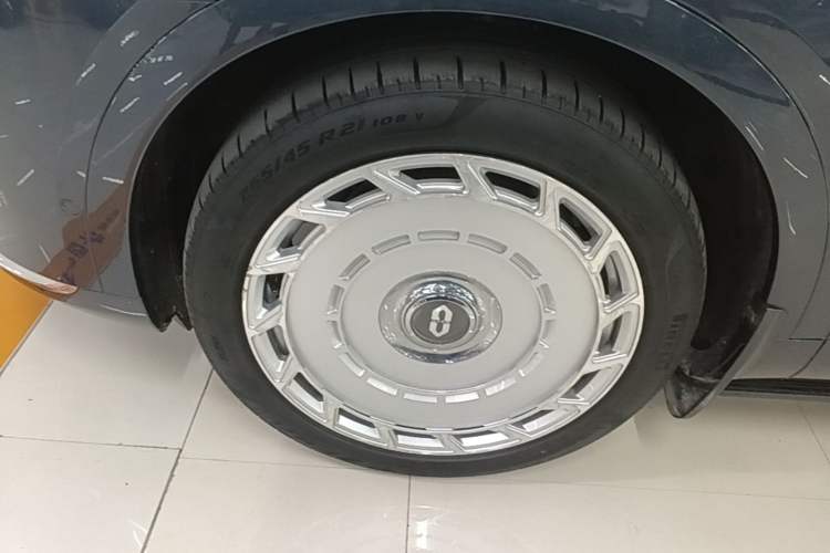 Used Hima AITO M9 2024 Range-Extended Ultra Version 42 kWh 6-Seater Model Left Front Wheel Hub
