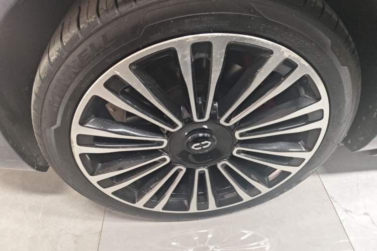 Used Hima AITO M9 2024 Range-Extended Ultra Version 42 kWh 6-Seater Model Left Front Wheel Hub