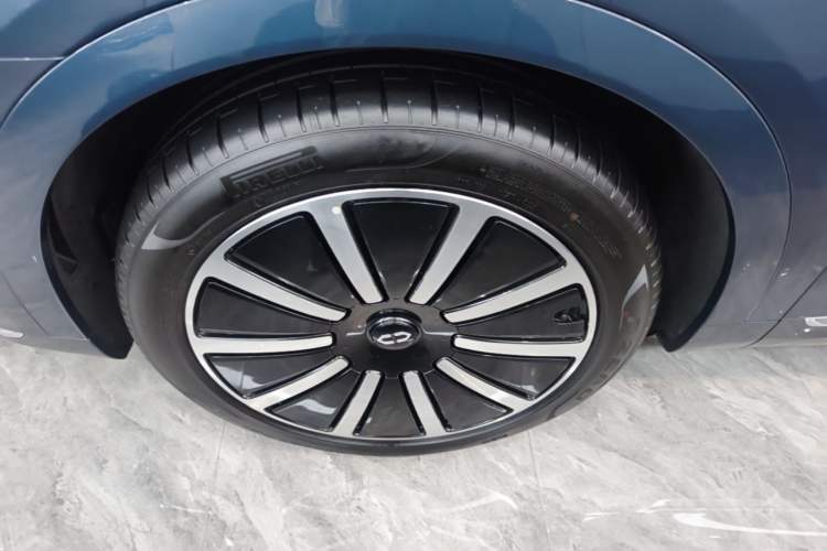 Used Hima AITO M9 2024 Range-Extended Ultra Version 42 kWh 6-Seater Model Left Front Wheel Hub