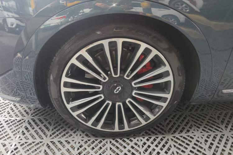 Used Hima AITO M9 2024 Range-Extended Ultra Version 42 kWh 6-Seater Model Left Front Wheel Hub