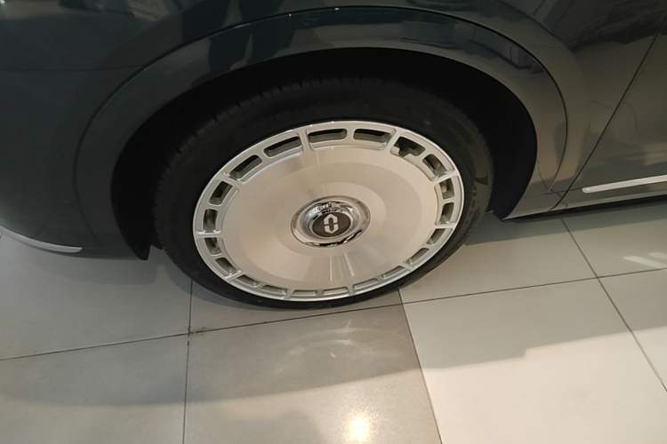 Used Hima AITO M9 2024 Range-Extended Ultra Version 52 kWh 6-Seater Model Left Front Wheel Hub