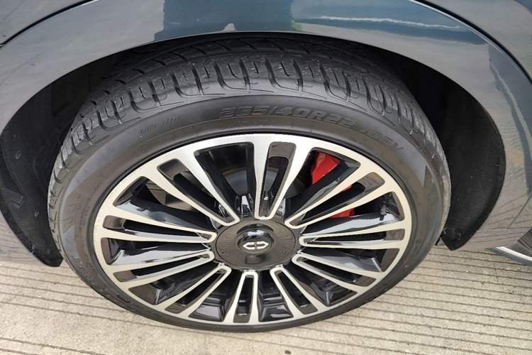 Used Hima AITO M9 2024 Range-Extended Ultra Version 42 kWh 6-Seater Model Left Front Wheel Hub