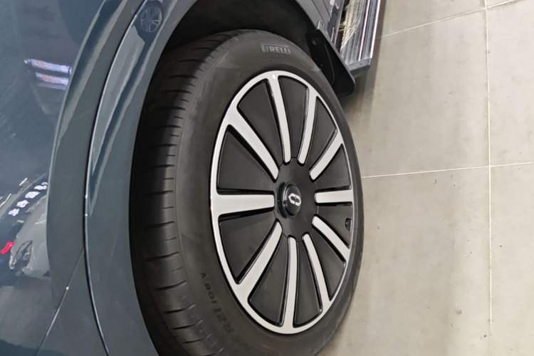 Used Hima AITO M9 2024 Range-Extended Ultra Version 42 kWh 6-Seater Model Left Front Wheel Hub
