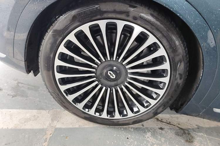 Used Hima AITO M9 2024 Range-Extended Ultra Version 42 kWh 6-Seater Model Left Front Wheel Hub