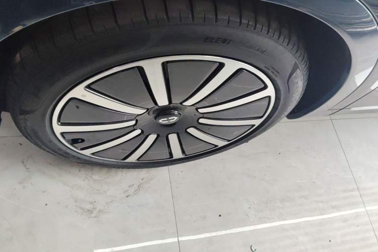 Used Hima AITO M9 2024 Range-Extended Ultra Version 42 kWh 6-Seater Model Left Front Wheel Hub