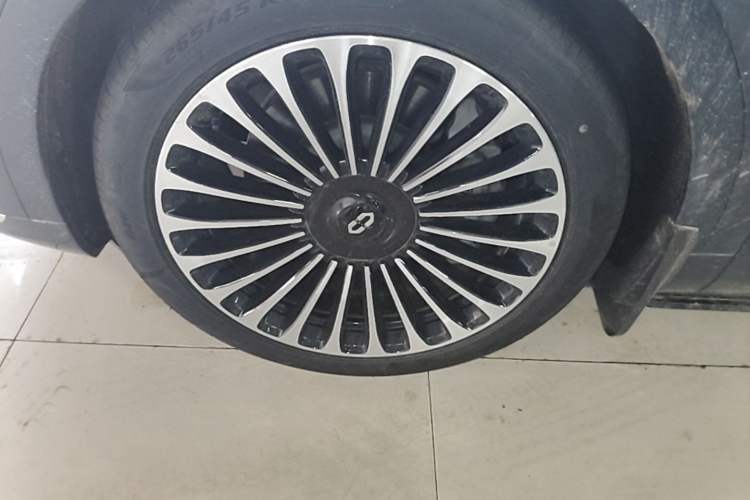 Used Hima AITO M9 2024 Range-Extended Ultra Version 52 kWh 6-Seater Model Left Front Wheel Hub
