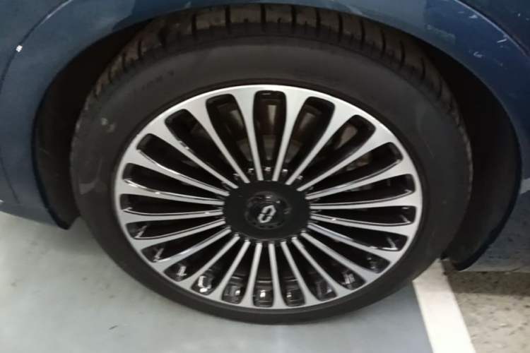 Used Hima AITO M9 2024 Range-Extended Ultra Version 42 kWh 6-Seater Model Left Front Wheel Hub