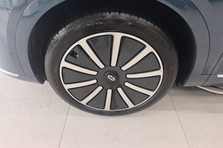 Used Hima AITO M9 2024 Range-Extended Ultra Version 42 kWh 6-Seater Model Left Front Wheel Hub