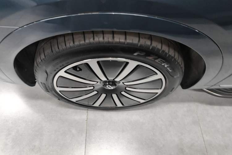 Used Hima AITO M9 2024 Range-Extended Max Edition 42 kWh 6-Seater Version Left Front Wheel Hub