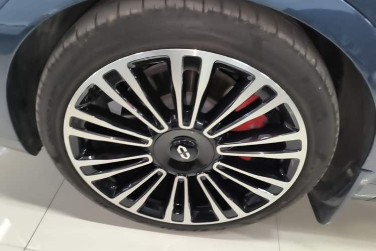 Used Hima AITO M9 2024 Range-Extended Ultra Version 42 kWh 6-Seater Model Left Front Wheel Hub