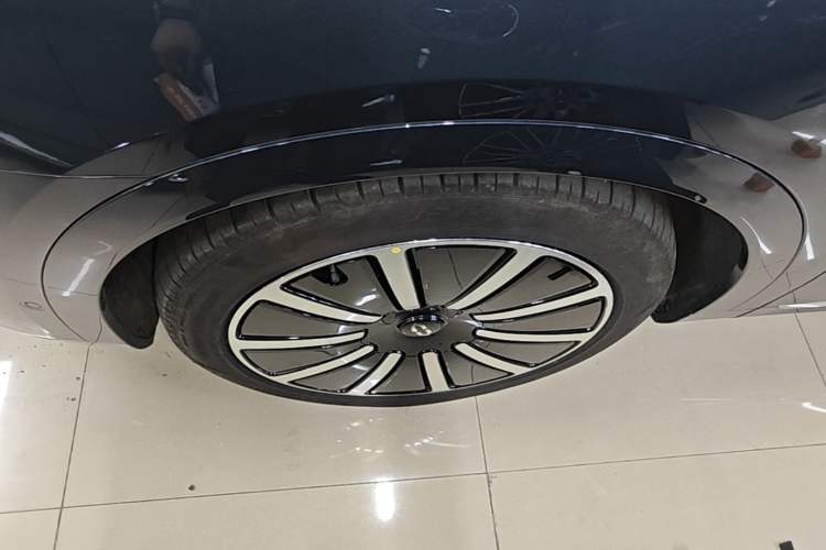 Used Hima AITO M9 2024 Range-Extended Ultra Version 52 kWh 6-Seater Model Left Front Wheel Hub