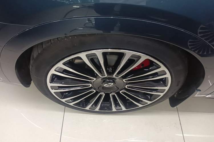 Used Hima AITO M9 2024 Range-Extended Ultra Version 42 kWh 6-Seater Model Left Front Wheel Hub