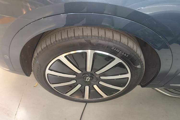 Used Hima AITO M9 2024 Range-Extended Ultra Version 52 kWh 6-Seater Model Left Front Wheel Hub