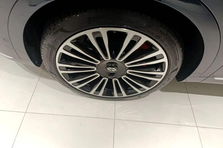Used Hima AITO M9 2024 Range-Extended Ultra Version 42 kWh 6-Seater Model Left Front Wheel Hub