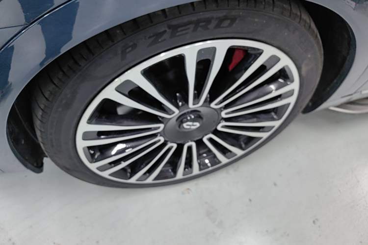 Used Hima AITO M9 2024 Range-Extended Ultra Version 52 kWh 6-Seater Model Left Front Wheel Hub