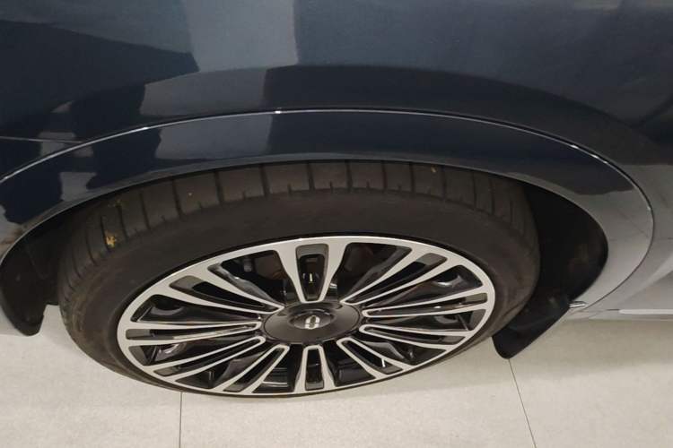 Used Hima AITO M9 2024 Range-Extended Ultra Version 42 kWh 6-Seater Model Left Front Wheel Hub