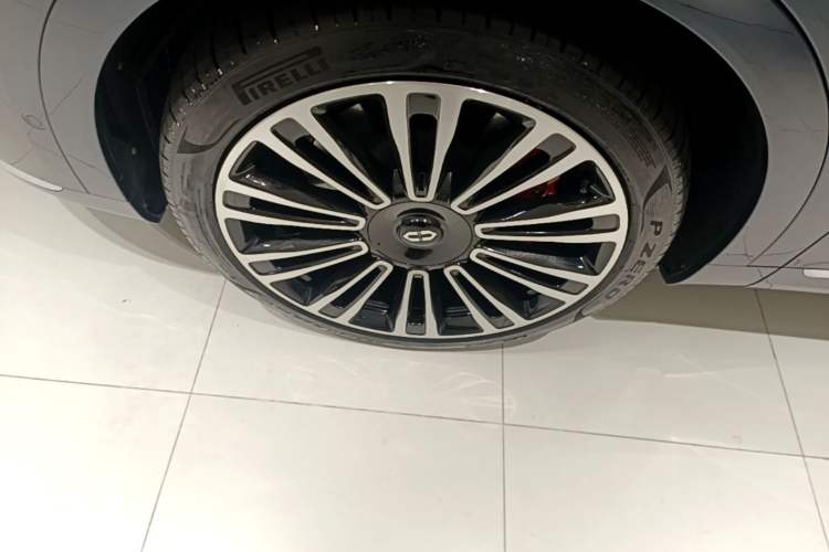 Used Hima AITO M9 2024 Range-Extended Ultra Version 42 kWh 6-Seater Model Left Front Wheel Hub
