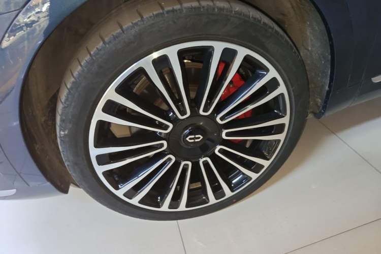 Used Hima AITO M9 2024 Range-Extended Max Edition 42 kWh 6-Seater Version Left Front Wheel Hub