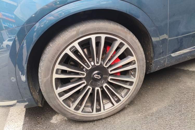 Used Hima AITO M9 2024 Range-Extended Ultra Version 42 kWh 6-Seater Model Left Front Wheel Hub