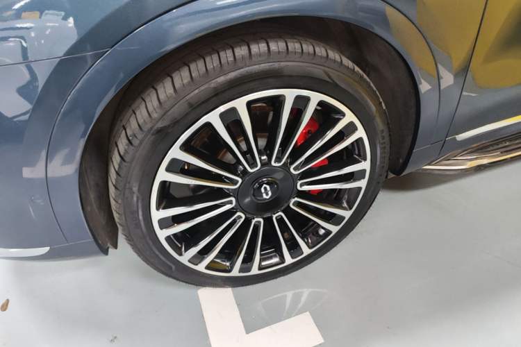Used Hima AITO M9 2024 Range-Extended Ultra Version 42 kWh 6-Seater Model Left Front Wheel Hub