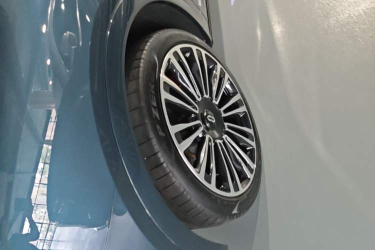 Used Hima AITO M9 2024 Range-Extended Ultra Version 52 kWh 6-Seater Model Left Front Wheel Hub