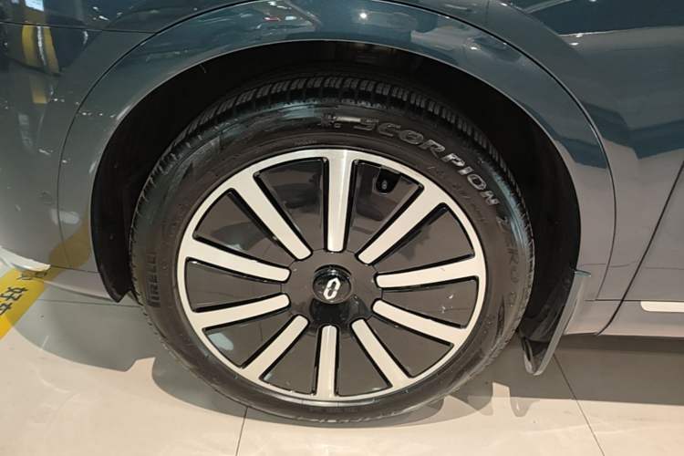 Used Hima AITO M9 2024 Range-Extended Ultra Version 42 kWh 6-Seater Model Left Front Wheel Hub