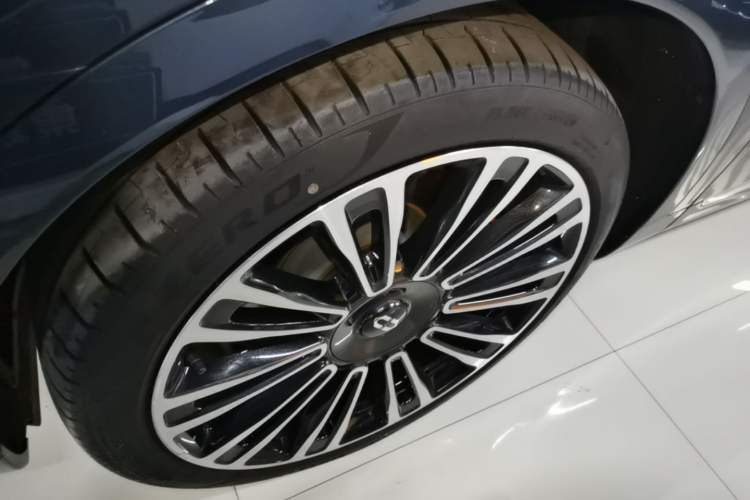 Used Hima AITO M9 2024 Range-Extended Ultra Version 52 kWh 6-Seater Model Left Front Wheel Hub