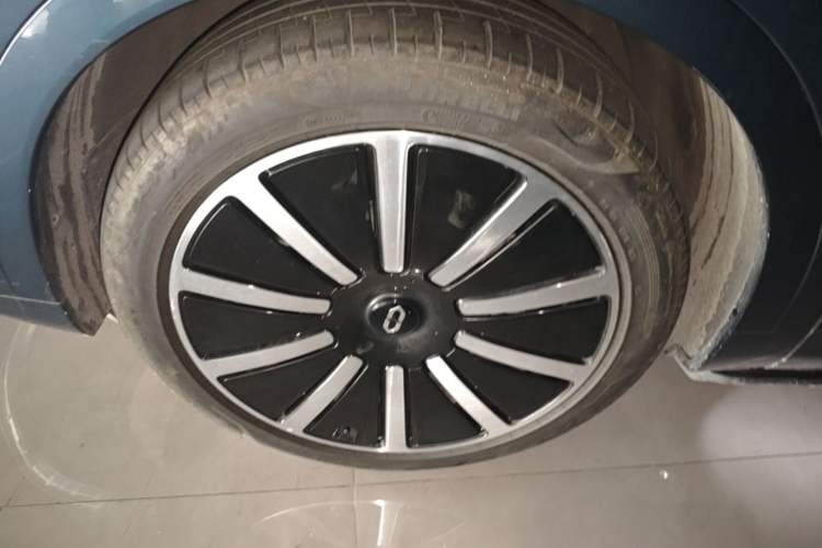 Used Hima AITO M9 2024 Range-Extended Ultra Version 42 kWh 6-Seater Model Left Front Wheel Hub