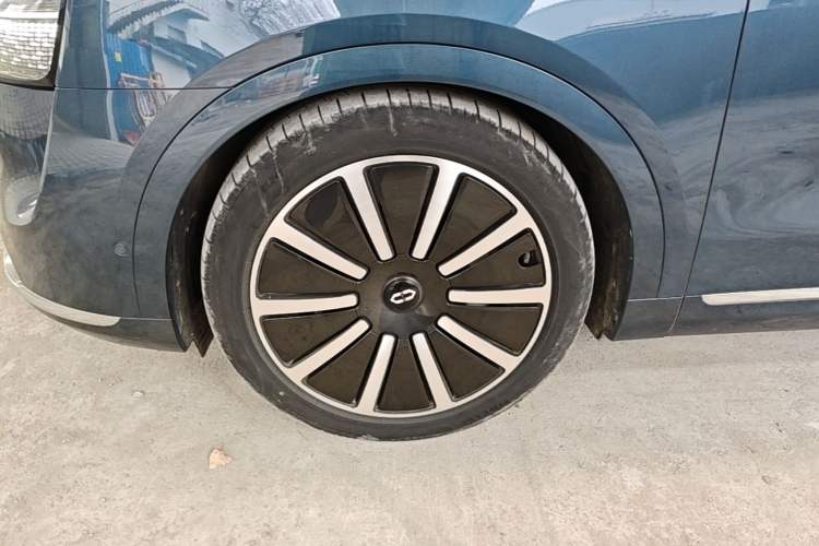 Used Hima AITO M9 2024 Range-Extended Ultra Version 52 kWh 6-Seater Model Left Front Wheel Hub