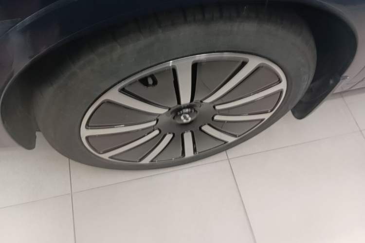 Used Hima AITO M9 2024 Range-Extended Ultra Version 42 kWh 6-Seater Model Left Front Wheel Hub
