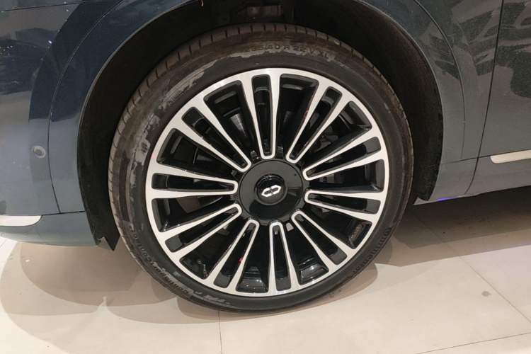 Used Hima AITO M9 2024 Range-Extended Ultra Version 42 kWh 6-Seater Model Left Front Wheel Hub
