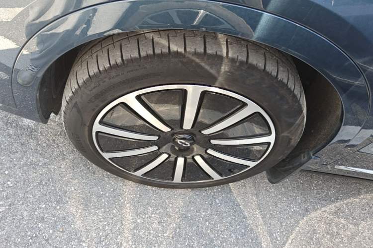 Used Hima AITO M9 2024 Range-Extended Ultra Version 42 kWh 6-Seater Model Left Front Wheel Hub