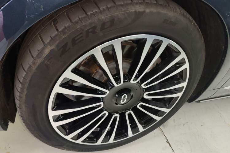 Used Hima AITO M9 2024 Range-Extended Ultra Version 42 kWh 6-Seater Model Left Front Wheel Hub