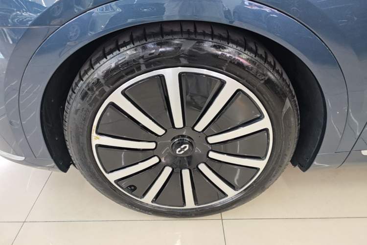Used Hima AITO M9 2024 Range-Extended Ultra Version 42 kWh 6-Seater Model Left Front Wheel Hub