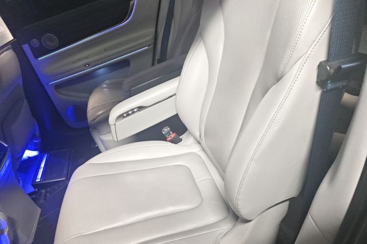 Used Hima AITO M9 2024 Range-Extended Ultra Version 42 kWh 6-Seater Model Left Rear Seat