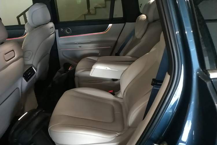 Used Hima AITO M9 2024 Range-Extended Ultra Version 42 kWh 6-Seater Model Left Rear Seat