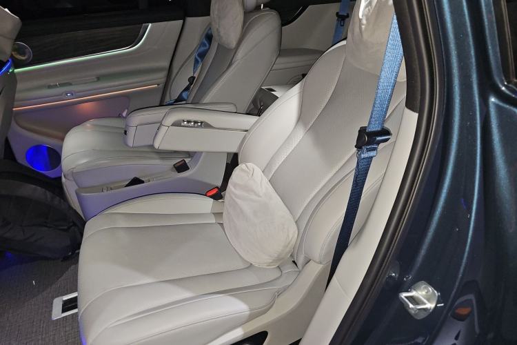Used Hima AITO M9 2024 Range-Extended Ultra Version 42 kWh 6-Seater Model Left Rear Seat