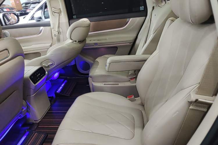 Used Hima AITO M9 2024 Range-Extended Ultra Version 42 kWh 6-Seater Model Left Rear Seat
